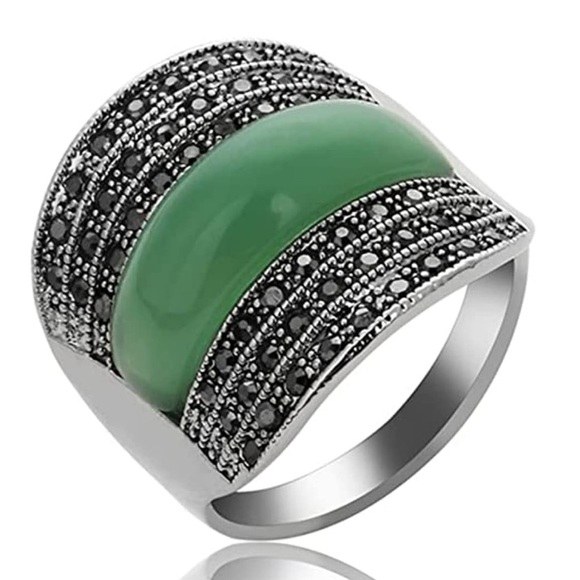 Jewelry - Vintage Green Crystal and Silver Statement Ring Size 8